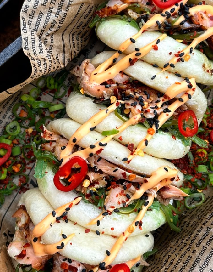 Bao Bun mit Kirschholz geräuchertem Lachs